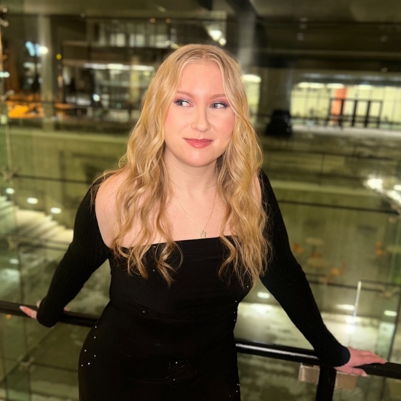 Meet your Posher, Adrianna - Picture 1 of 1